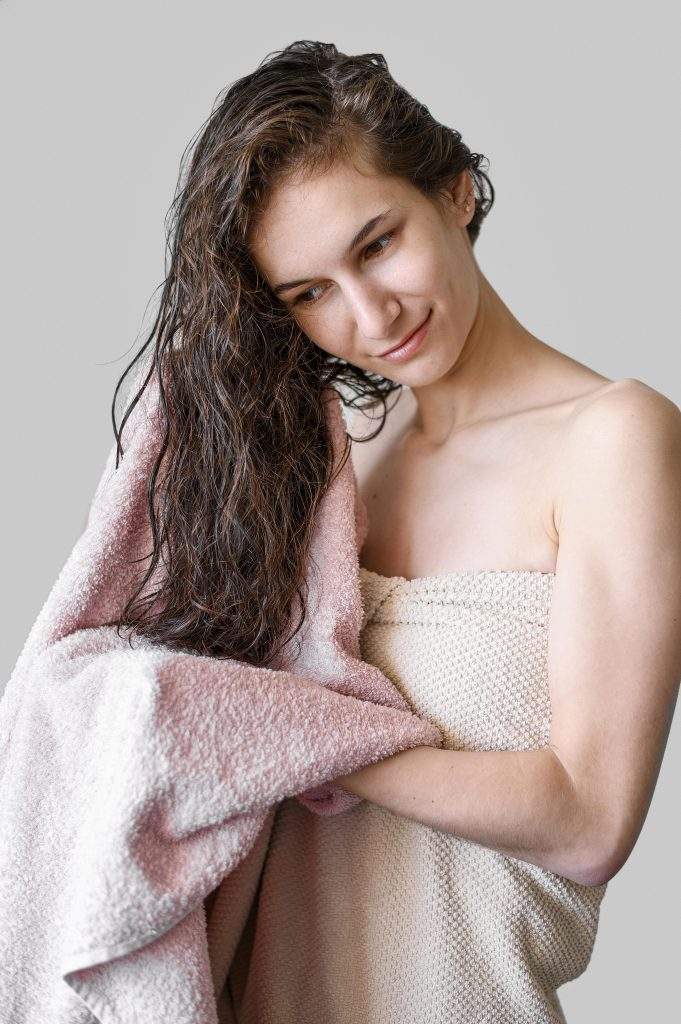 Secar el cabello para no dormir con el cabello mojado